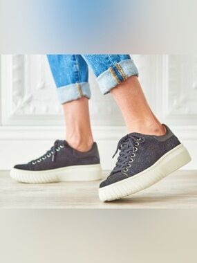 Sofft Black Low-Top Lace-Up Platform Sneakers